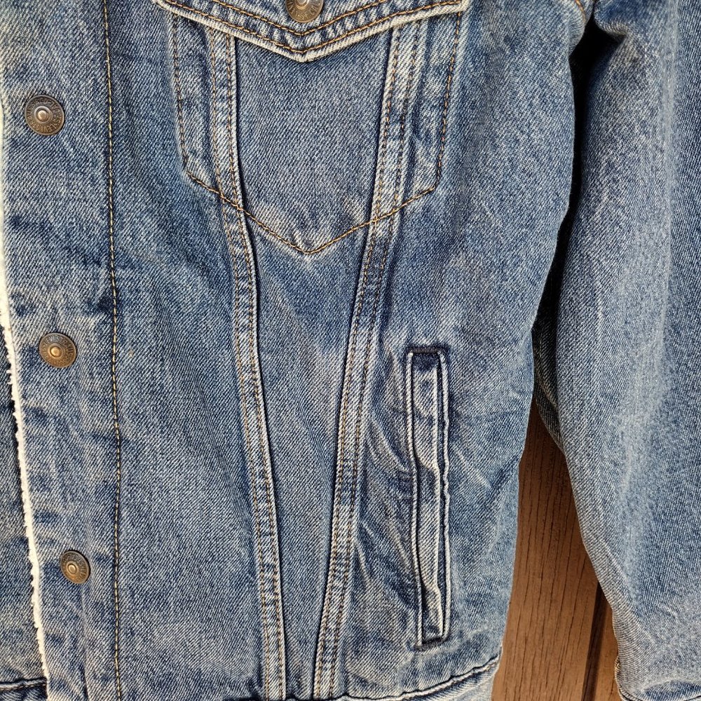 🌎Levi's || Vintage Fit Sherpa Lined Trucker Jacket - Picture 6 of 14